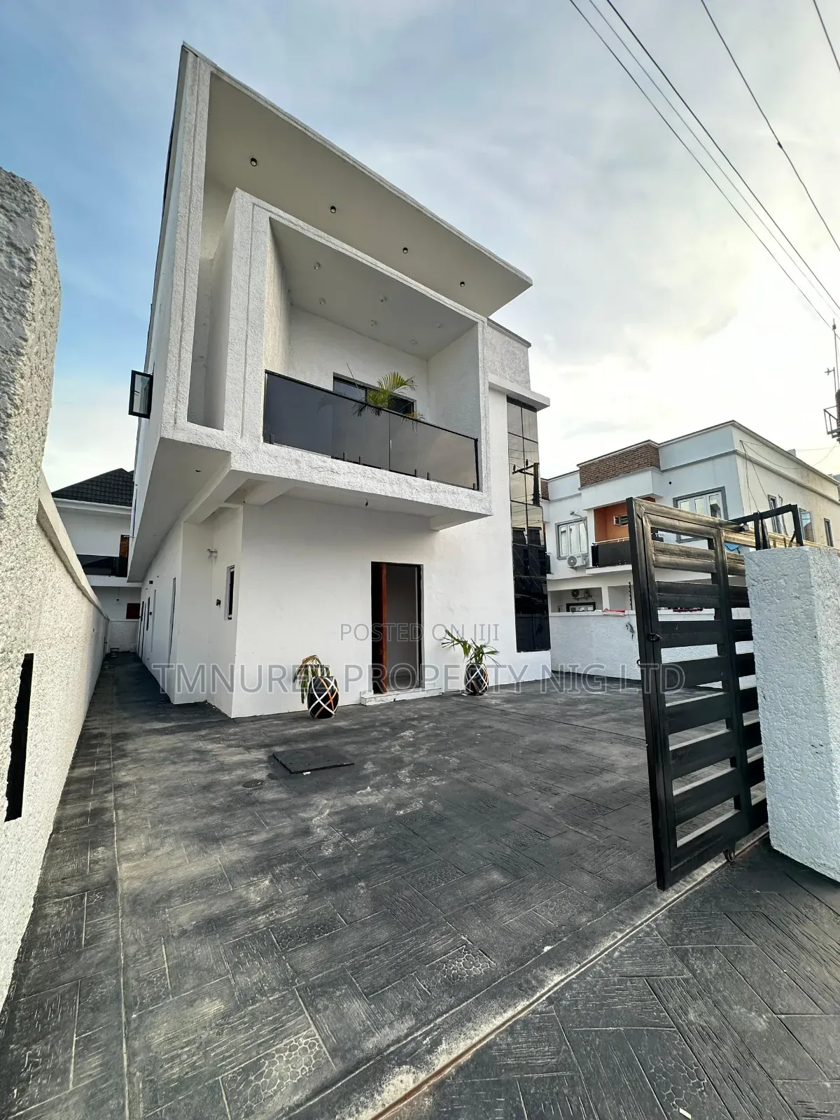 4bdrm Duplex in Chevron for sale