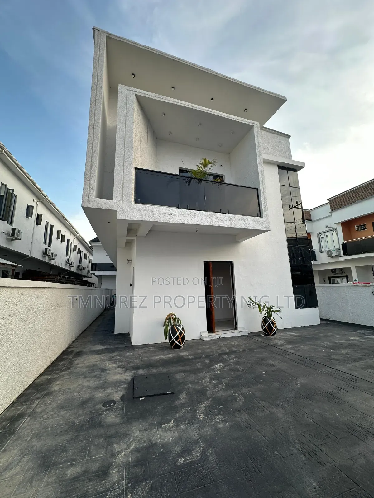 4bdrm Duplex in Chevron for sale