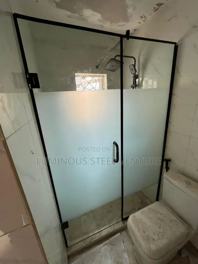 This Durable Shower Cubicle Features Certified Tempered Safety Glass