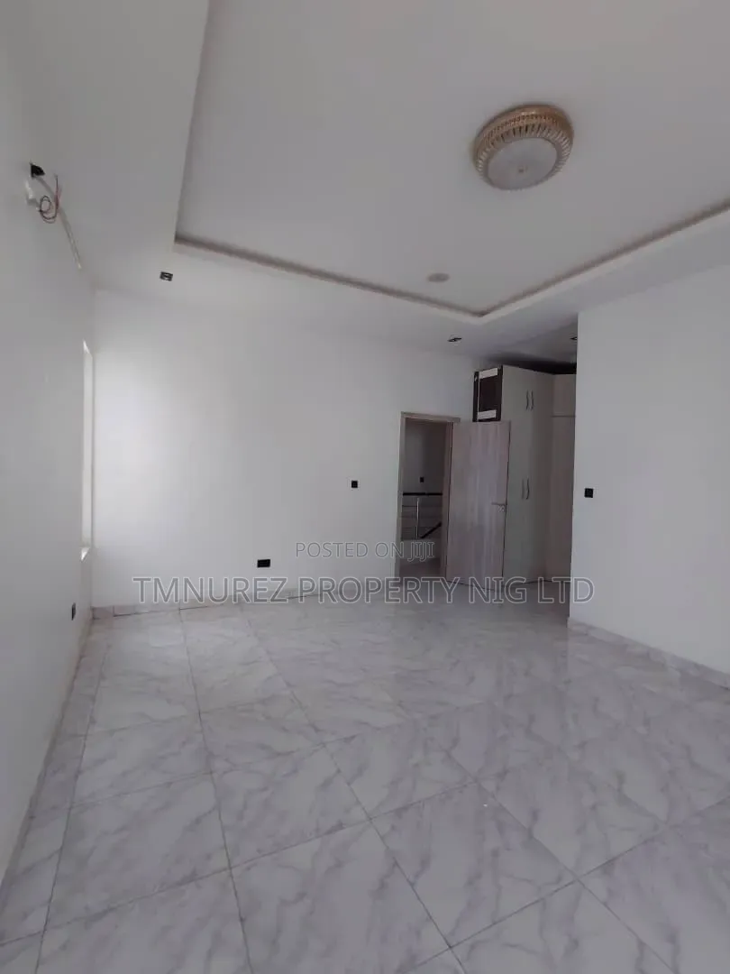 5bdrm Duplex in Ikota for rent