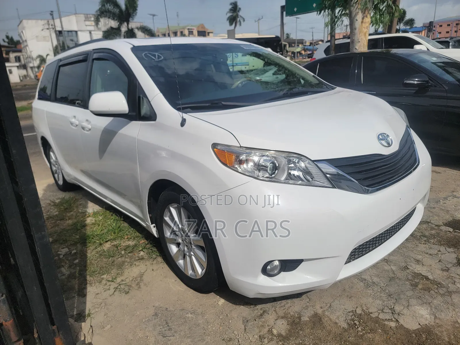 Toyota Sienna XLE AWD 7-Passenger 2013 White