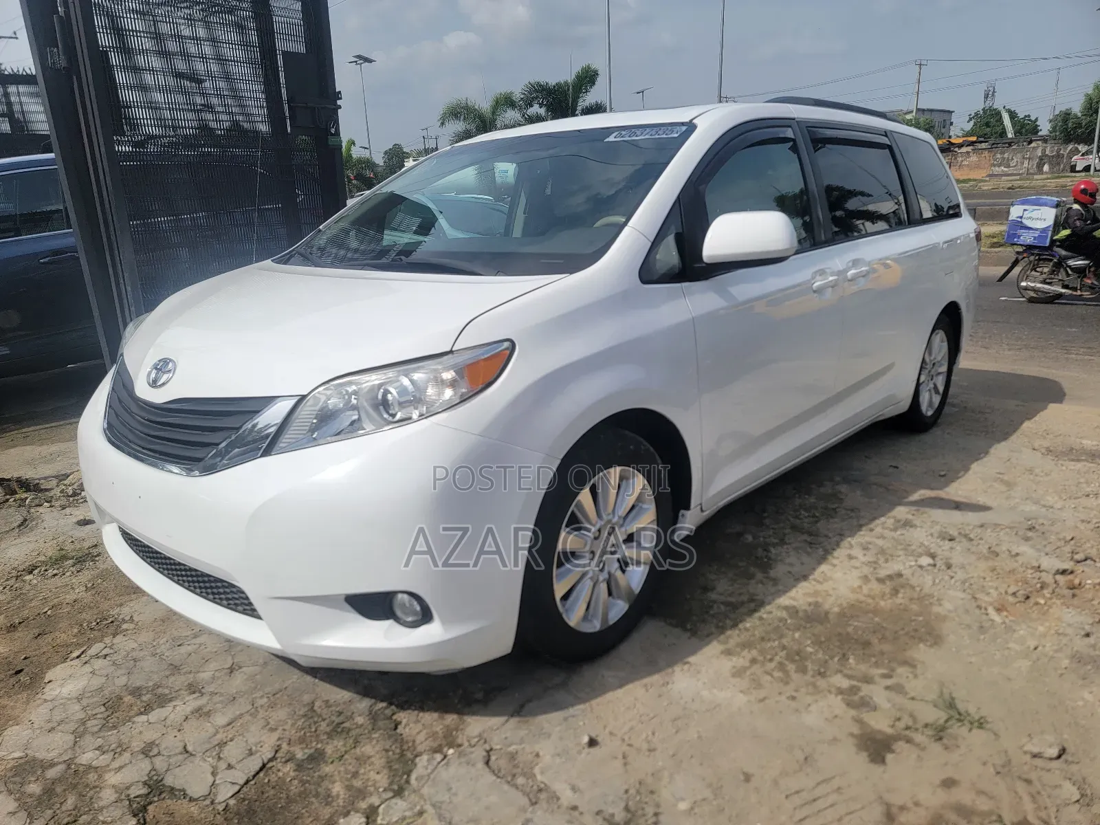 Toyota Sienna XLE AWD 7-Passenger 2013 White