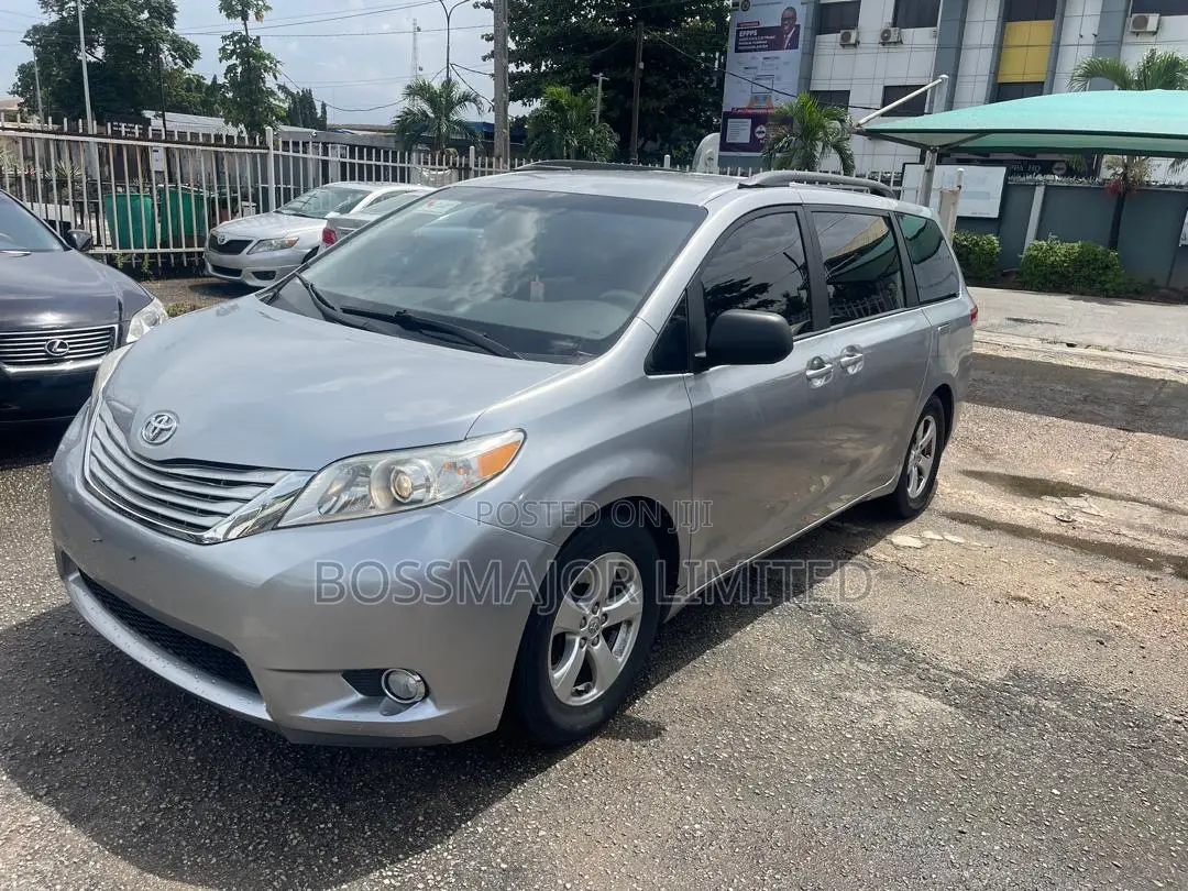 Toyota Sienna XLE FWD 8-Passenger 2013 Silver