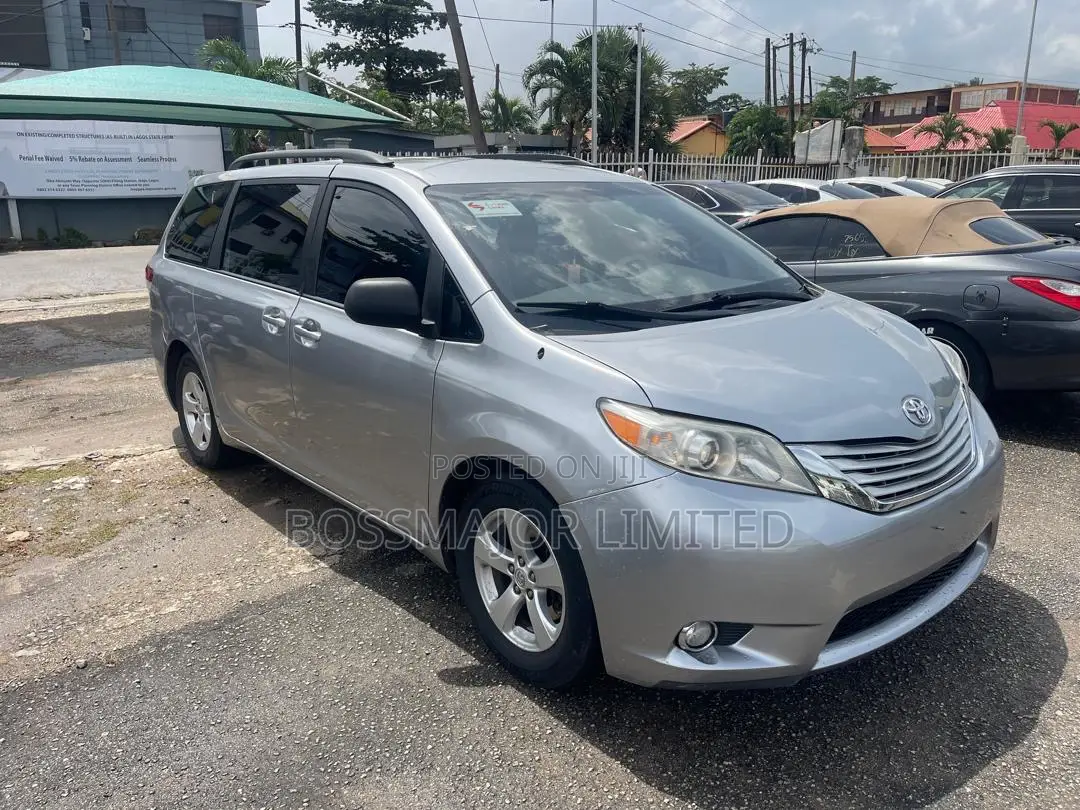 Toyota Sienna XLE FWD 8-Passenger 2013 Silver