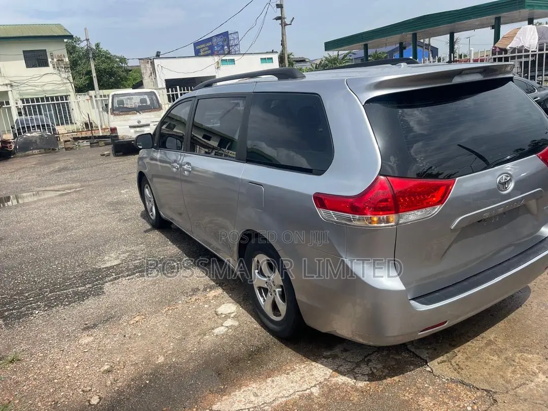 Toyota Sienna XLE FWD 8-Passenger 2013 Silver