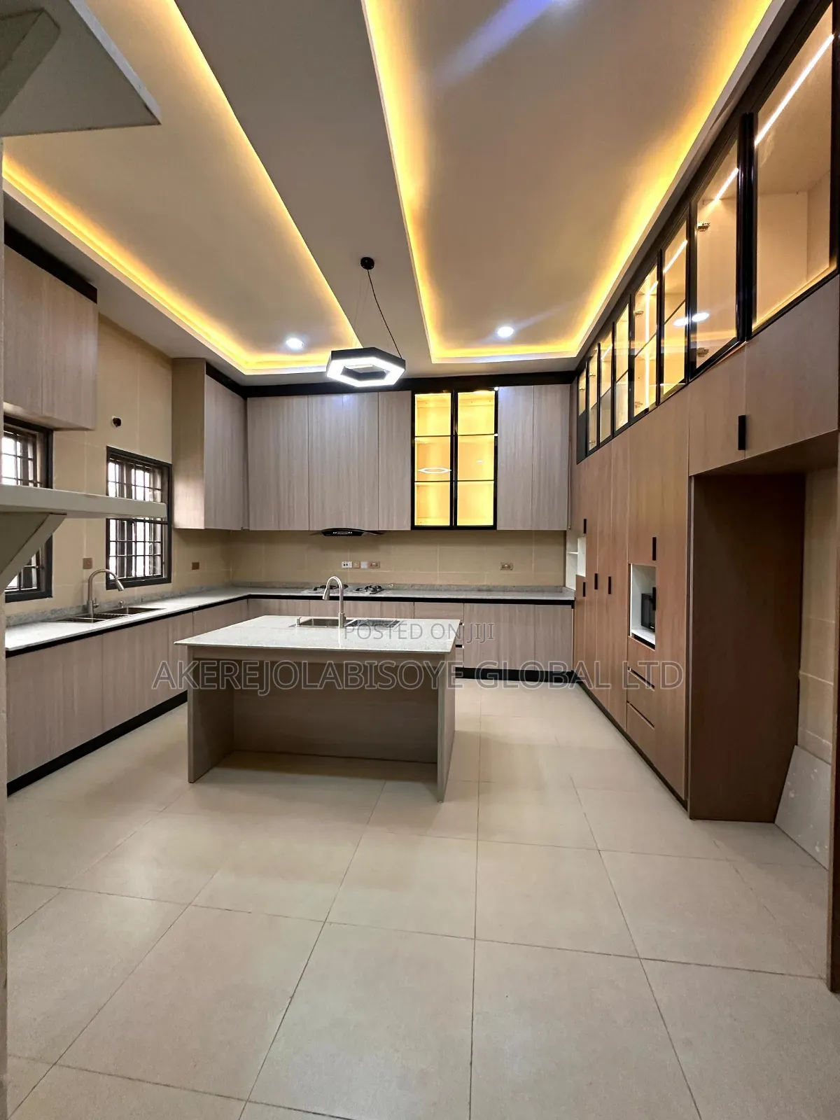 7bdrm Duplex in In An Estate for sale
