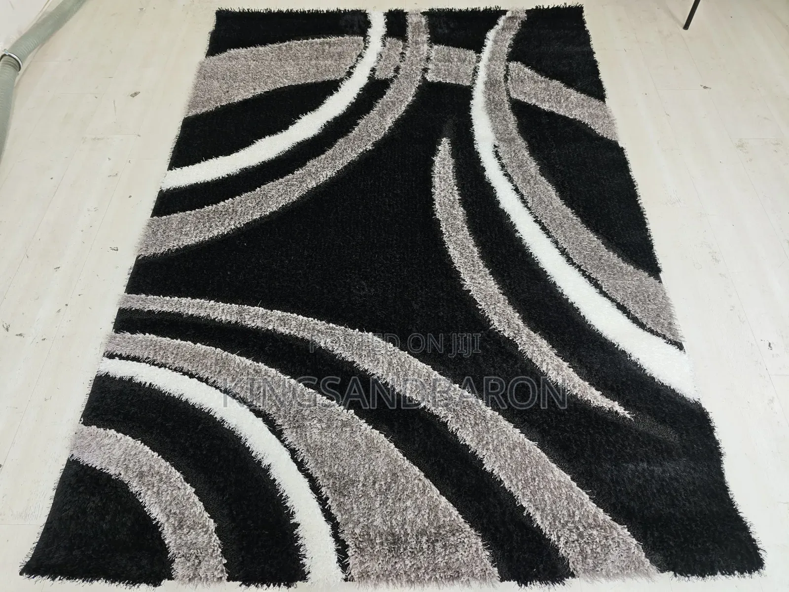 7x10fts Blackand Grey Pattern Shaggy Center Rug