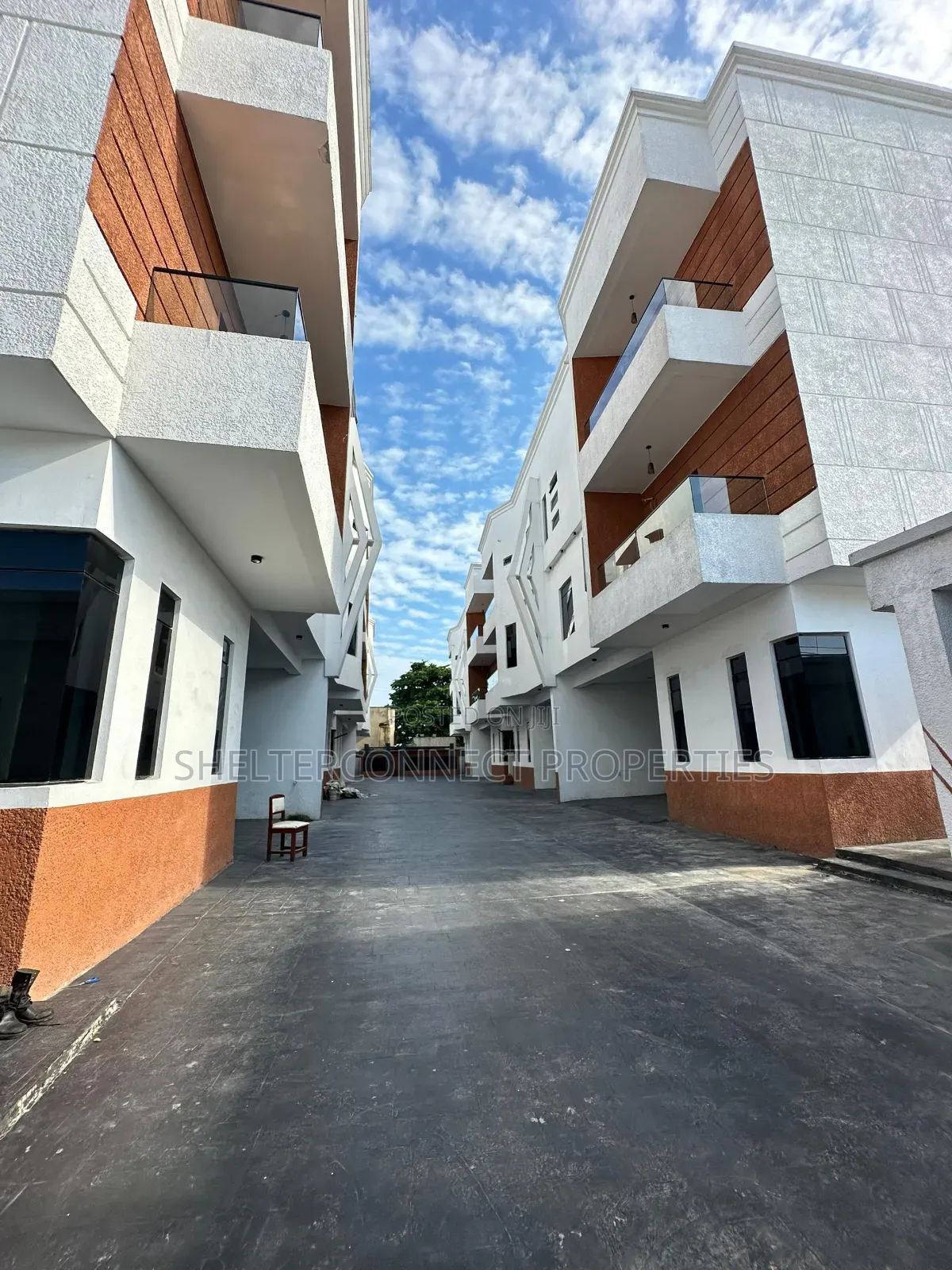 4bdrm Duplex in Osapa london for sale