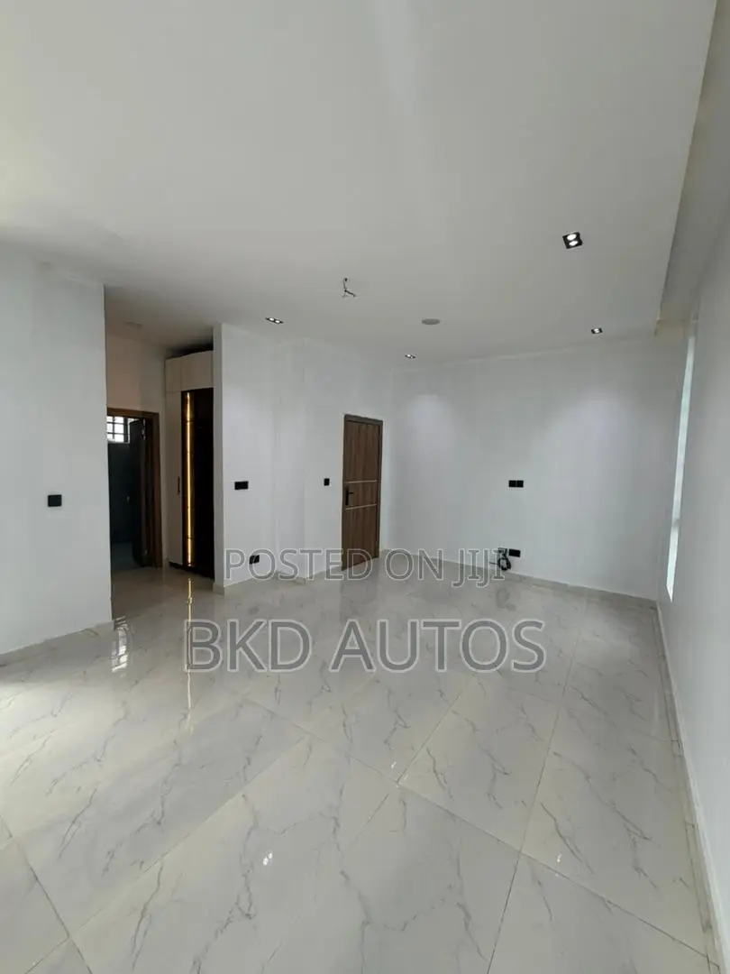 4bdrm Duplex in Ikota for sale