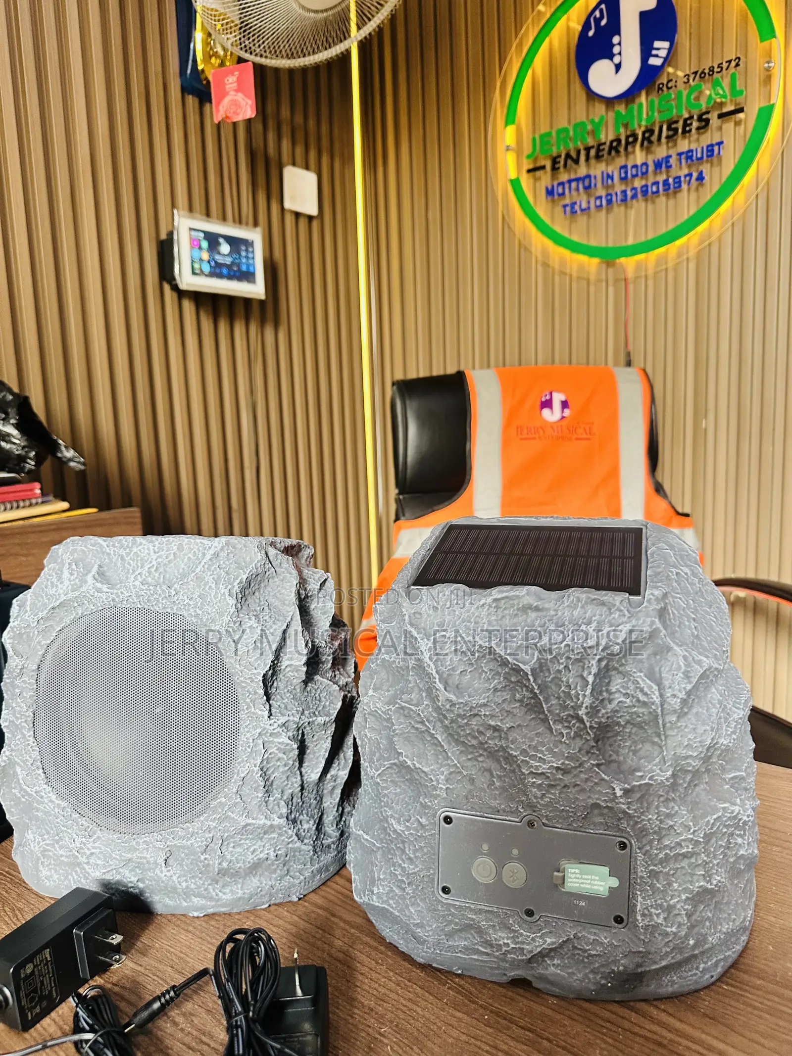 Bluetooth Rock Speakers With Solar Panel and Adapter