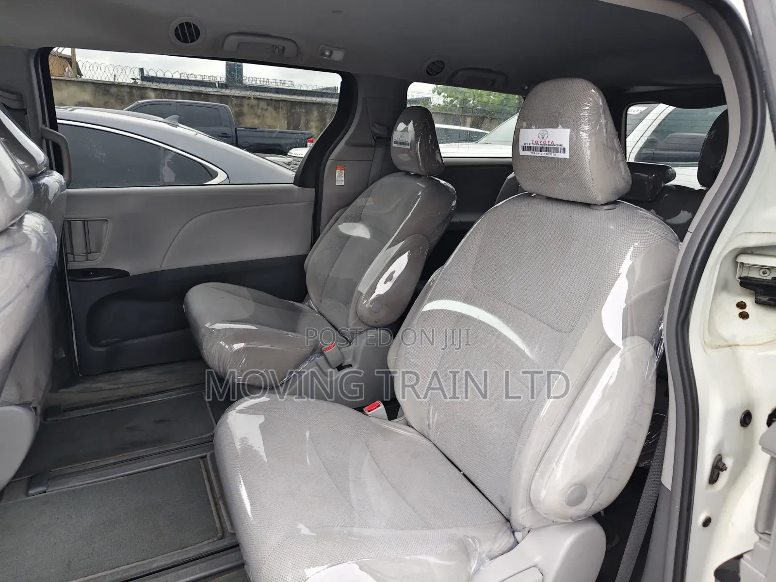 Toyota Sienna LE (3.5L 6cyl 8A) 2018 White