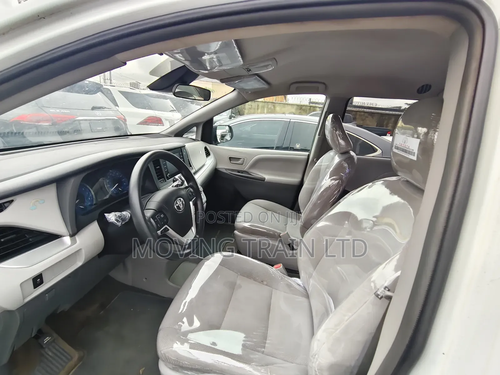 Toyota Sienna LE (3.5L 6cyl 8A) 2018 White