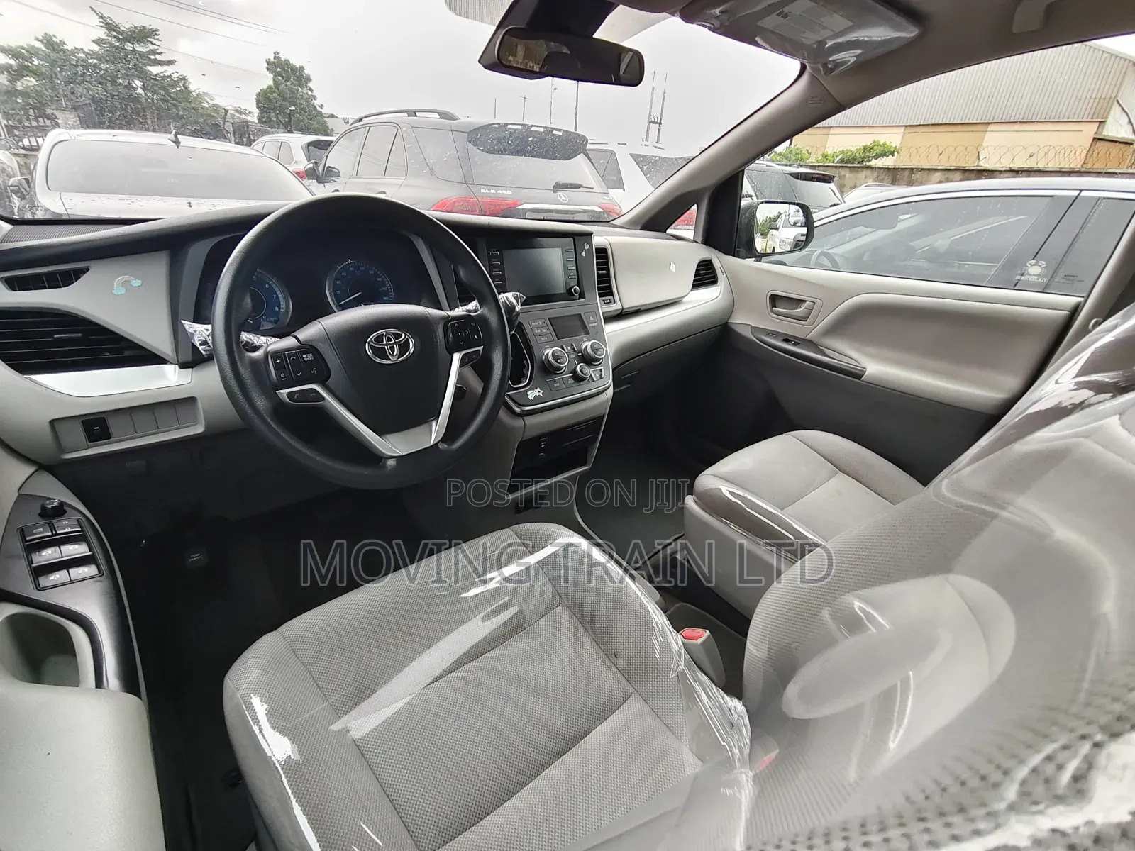 Toyota Sienna LE (3.5L 6cyl 8A) 2018 White