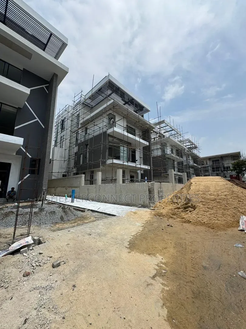 5bdrm Duplex in Banana Island for sale