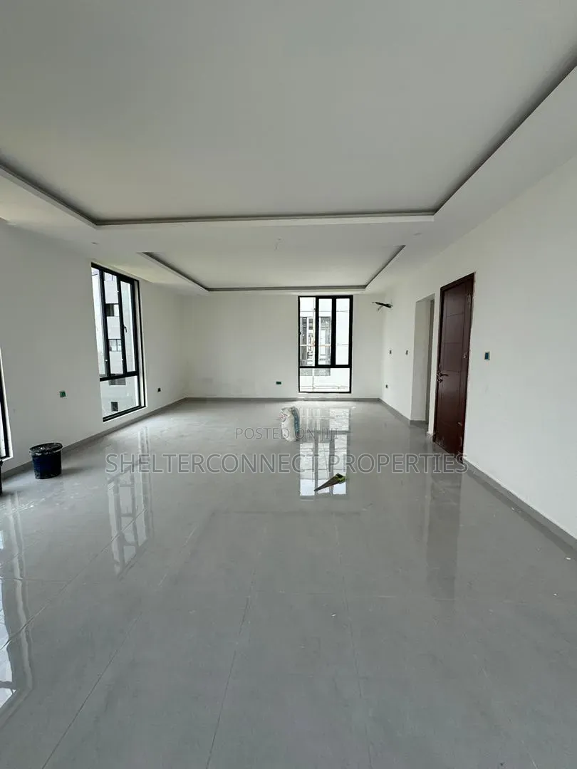 5bdrm Duplex in Banana Island for sale