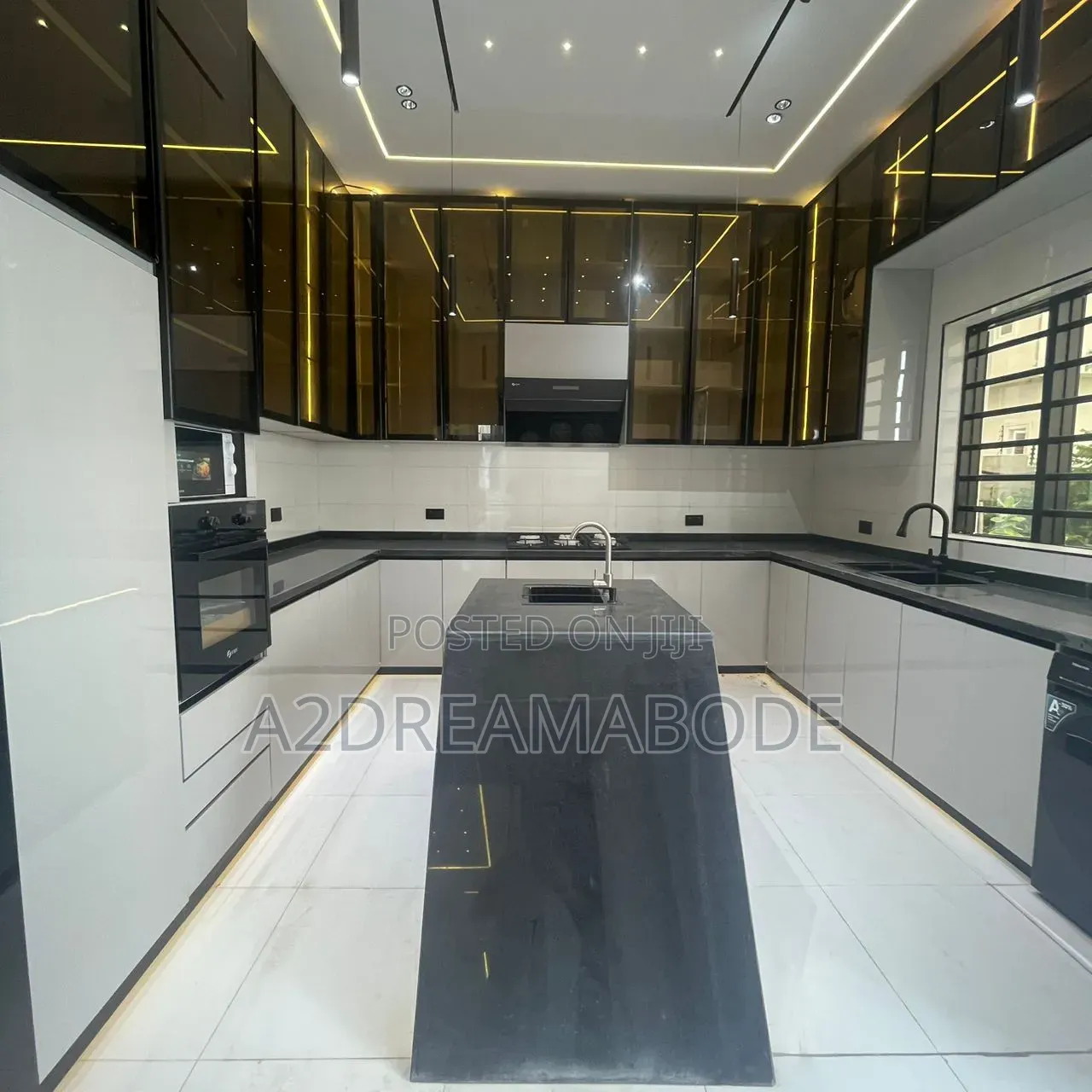 5bdrm Duplex in Chevron for sale