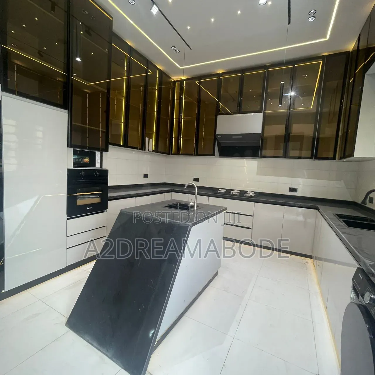 5bdrm Duplex in Chevron for sale