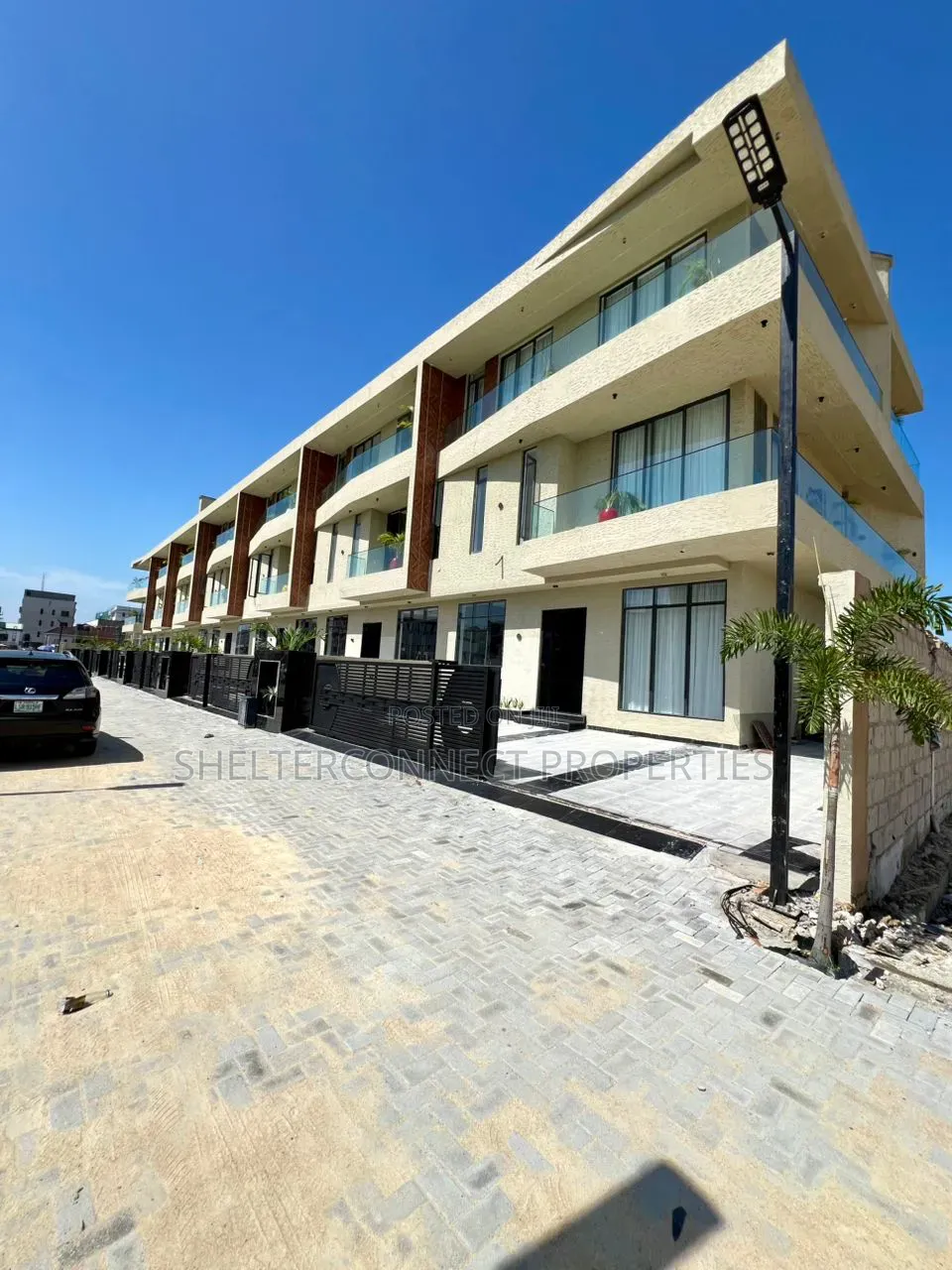 4bdrm Duplex in Chevron for sale