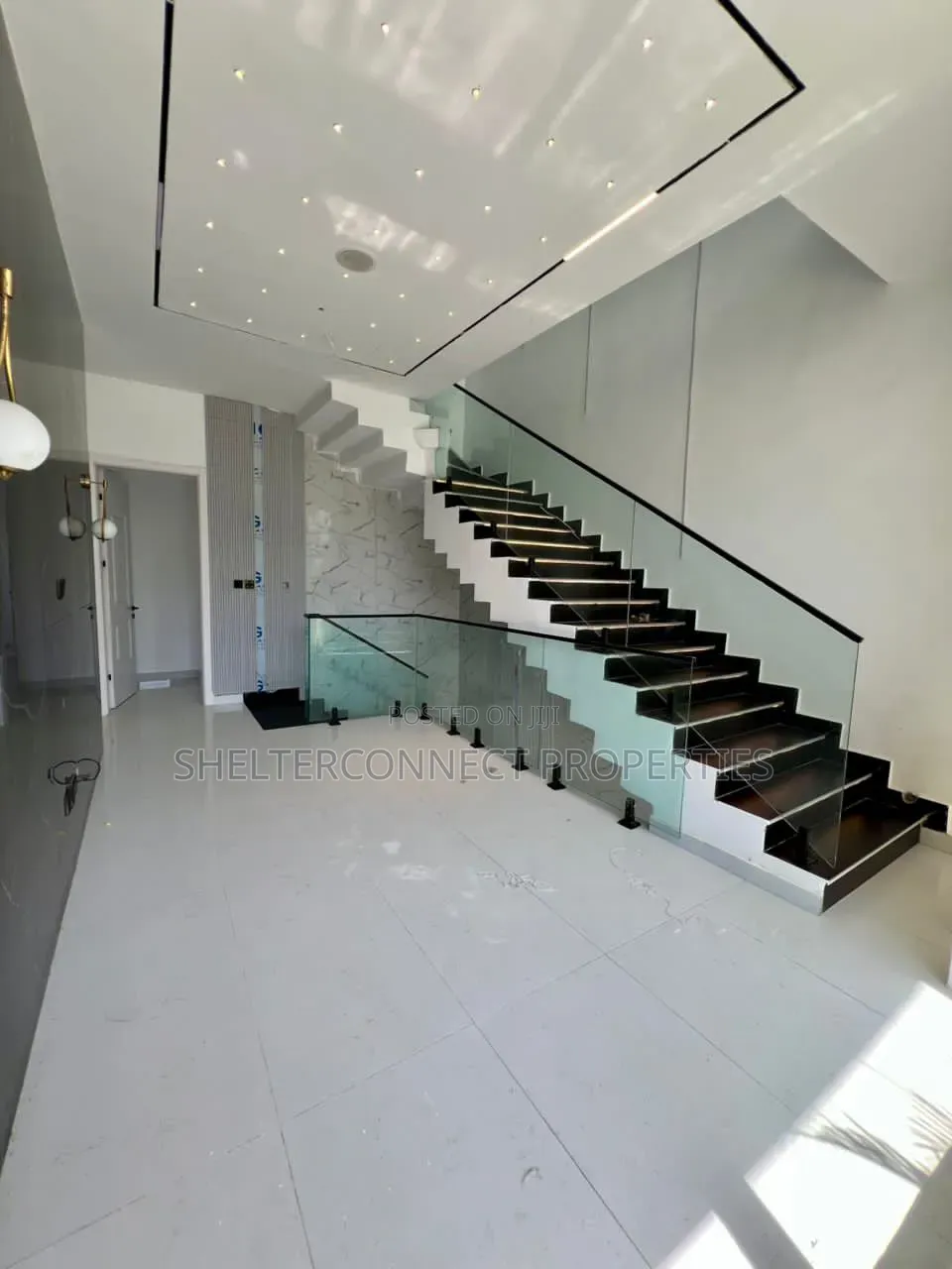 4bdrm Duplex in Chevron for sale