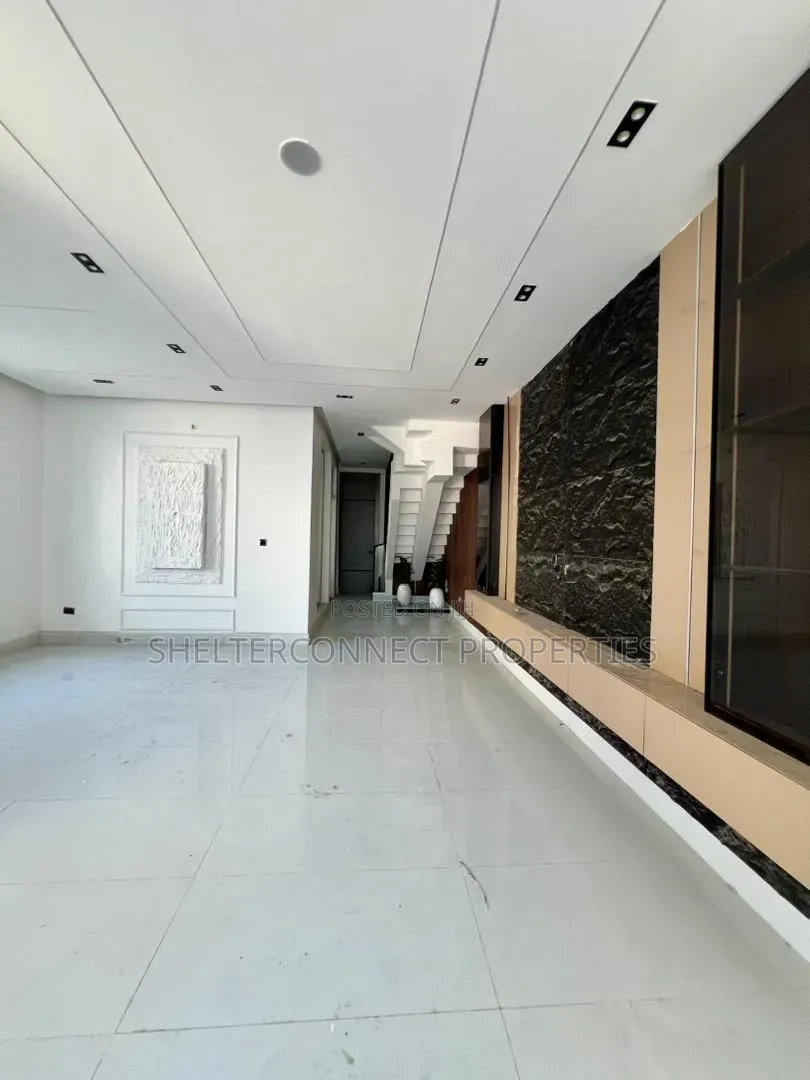 5bdrm Duplex in Chevron for sale