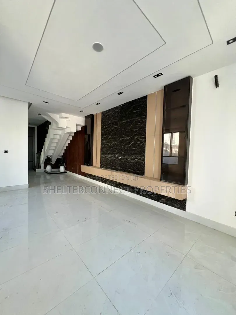 5bdrm Duplex in Chevron for sale