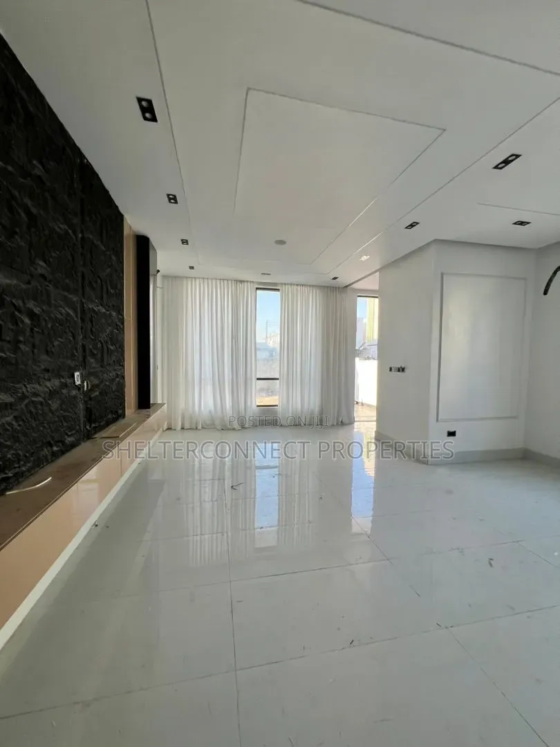 5bdrm Duplex in Chevron for sale