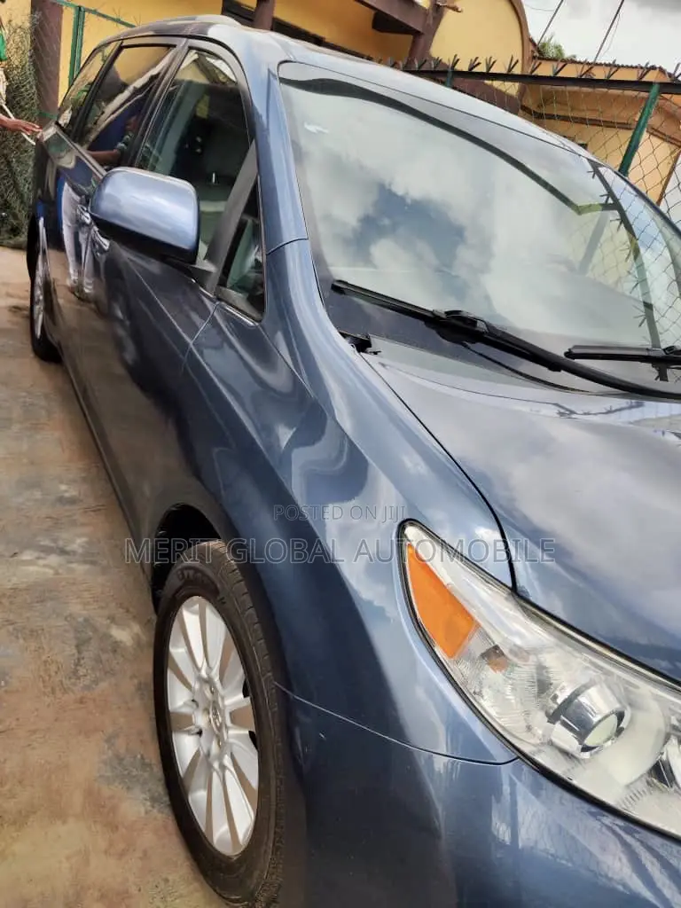 Toyota Sienna 2015 Blue