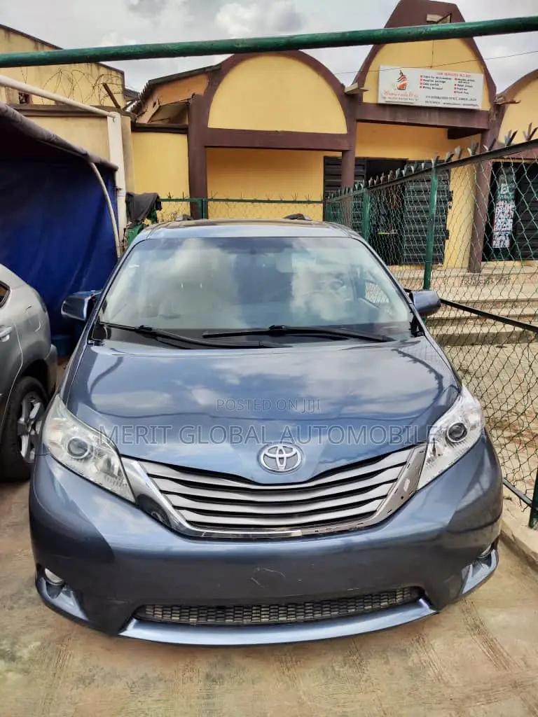 Toyota Sienna 2015 Blue