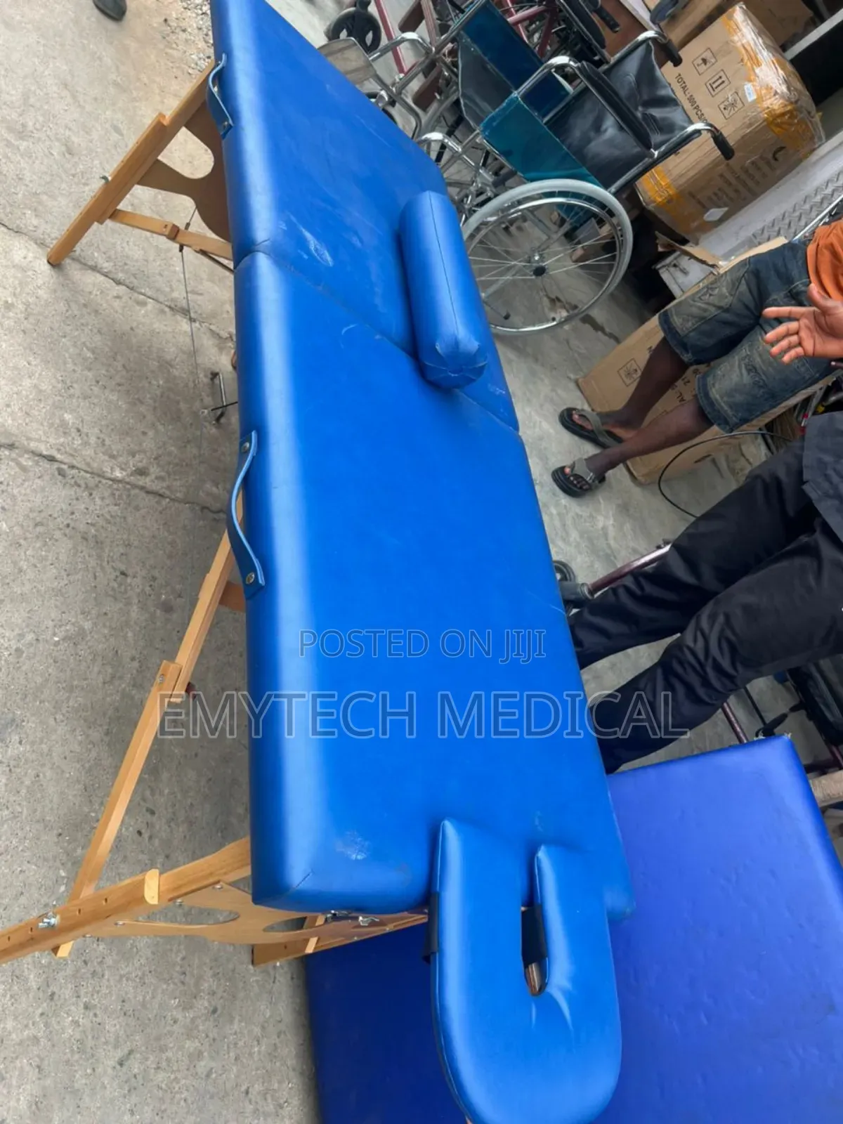 Foldable Massaging Couch With Recliner