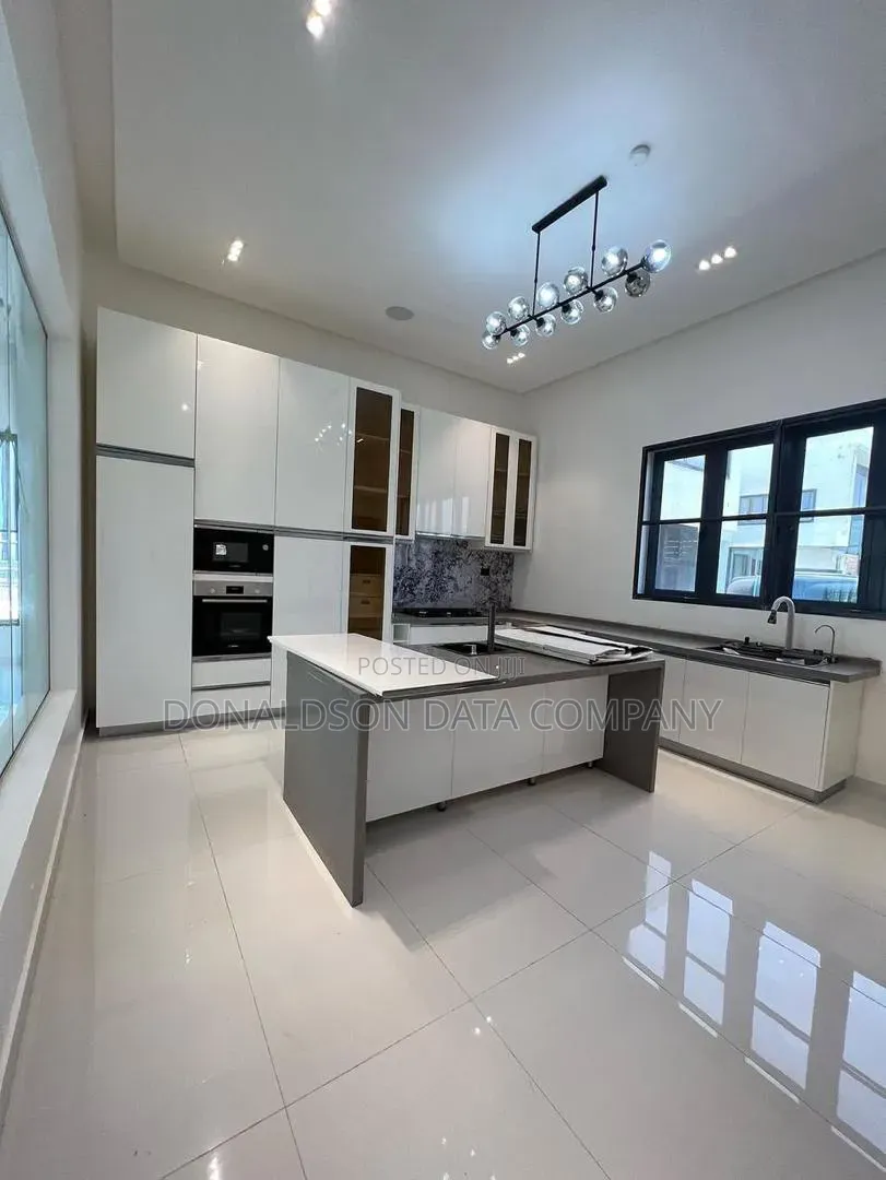 5bdrm Duplex in Ikeja Gra for sale