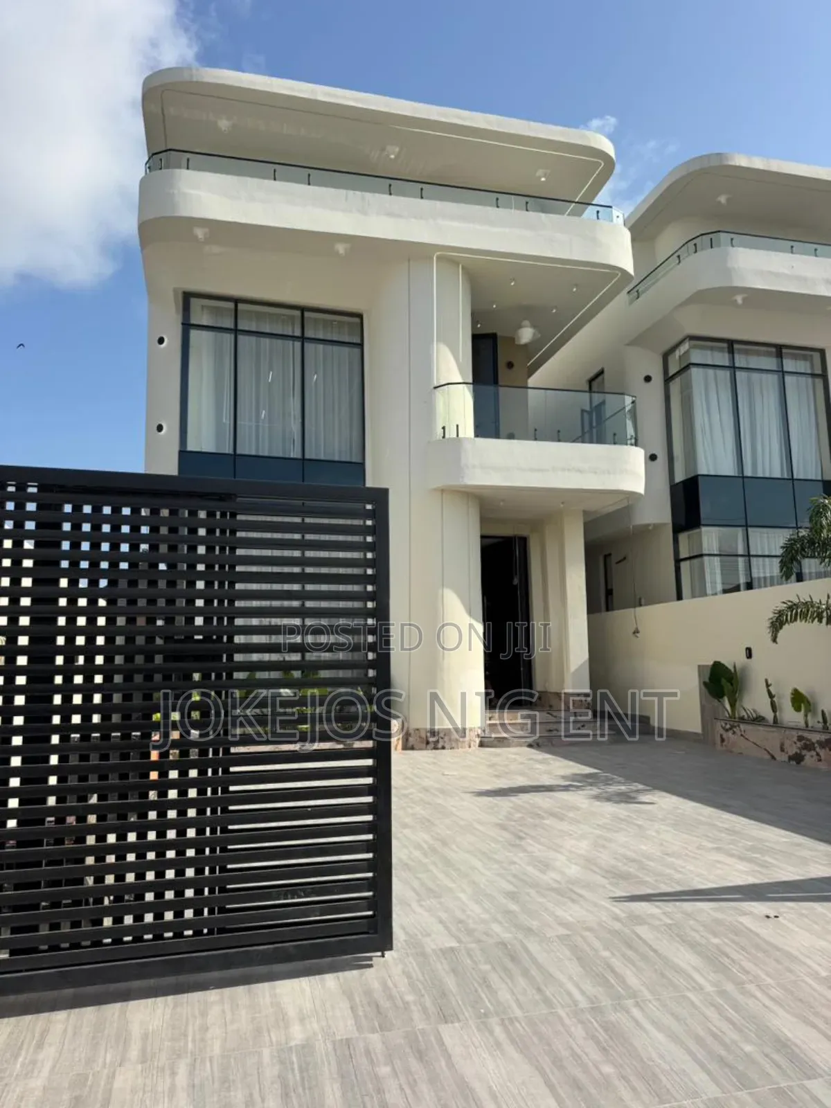 5bdrm Duplex in Orchid Road, Lafiaji for sale