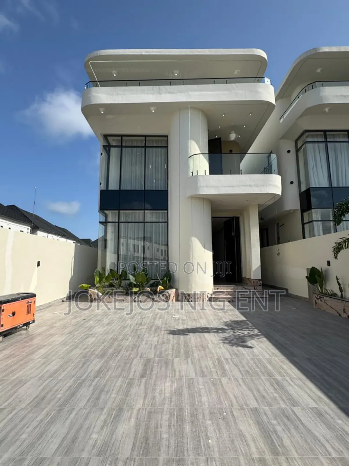 5bdrm Duplex in Orchid Road, Lafiaji for sale