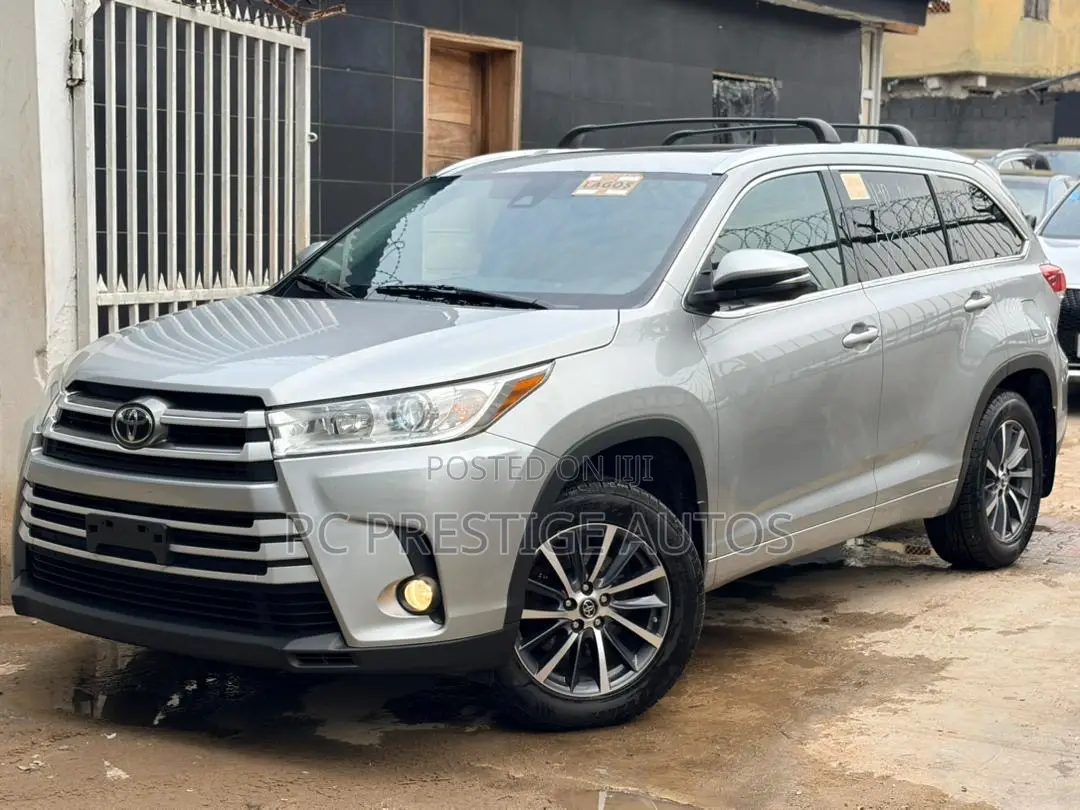 Toyota Highlander XLE 4x4 V6 (3.5L 6cyl 8A) 2017 Gray