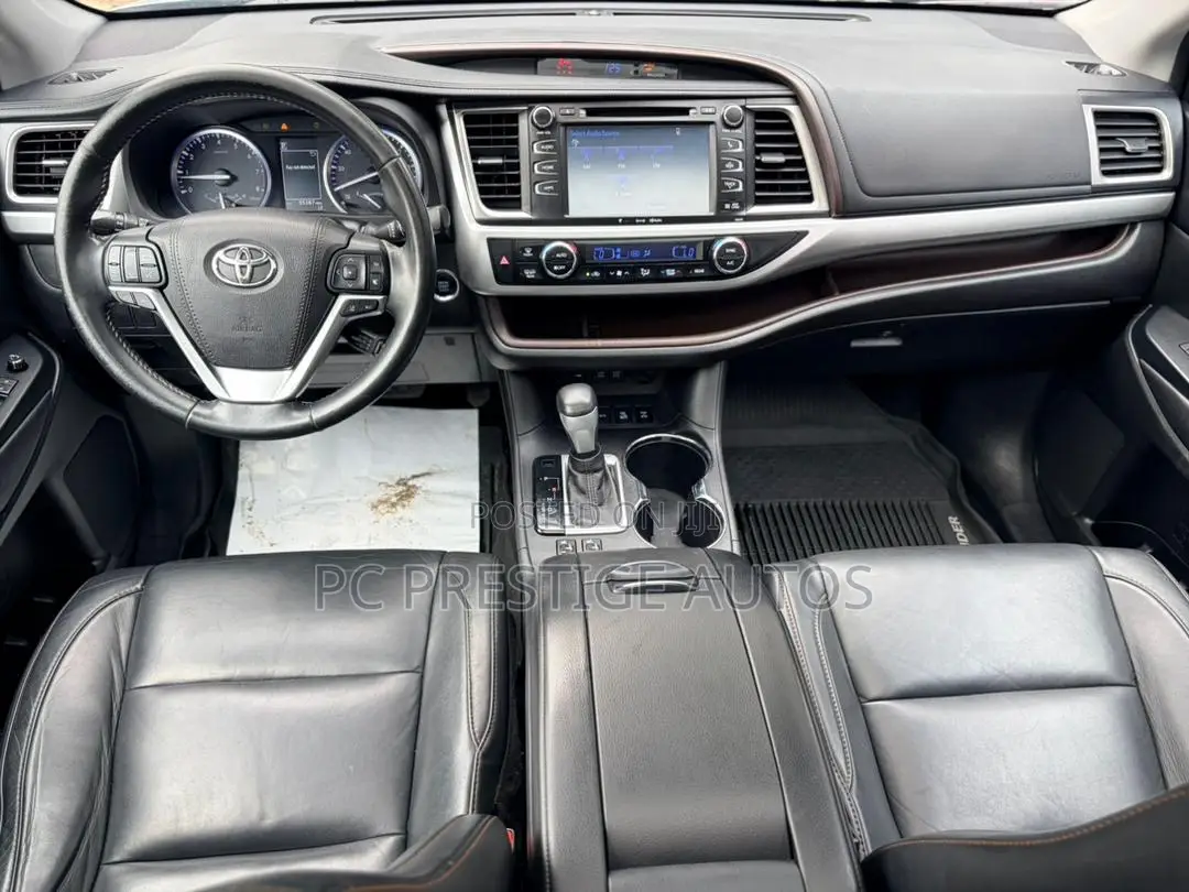 Toyota Highlander XLE 4x4 V6 (3.5L 6cyl 8A) 2017 Gray