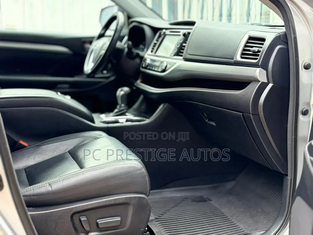 Toyota Highlander XLE 4x4 V6 (3.5L 6cyl 8A) 2017 Gray