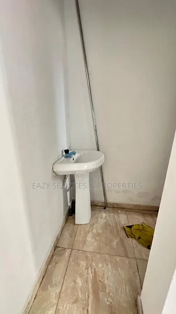 Mini Flat in Gated And Secured, Osapa london for rent