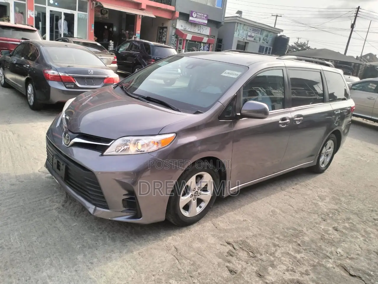 Toyota Sienna LE (3.5L 6cyl 8A) 2018 Gray