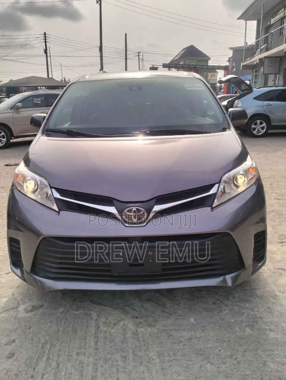 Toyota Sienna LE (3.5L 6cyl 8A) 2018 Gray