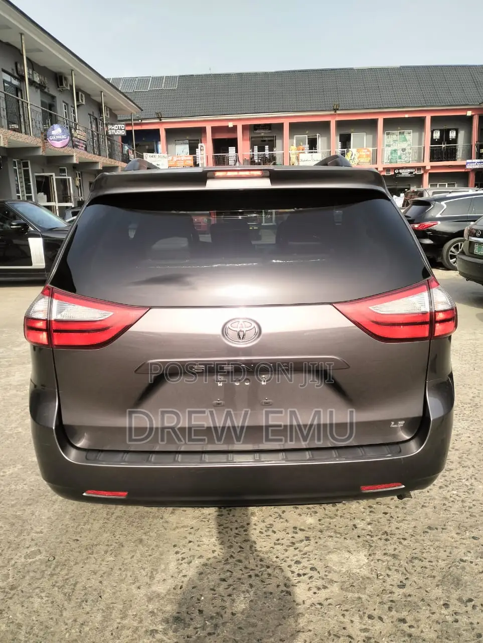 Toyota Sienna LE (3.5L 6cyl 8A) 2018 Gray