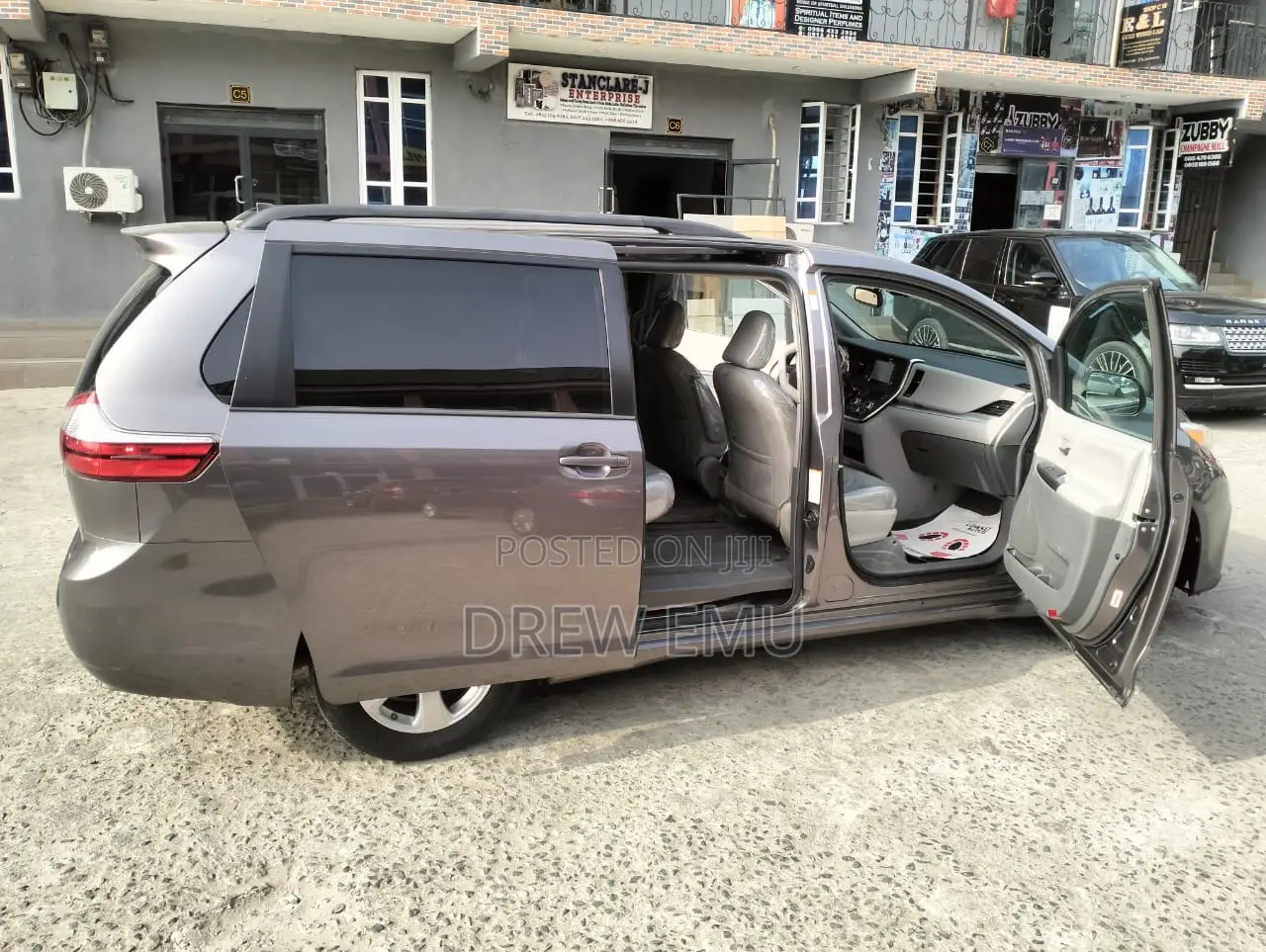 Toyota Sienna LE (3.5L 6cyl 8A) 2018 Gray