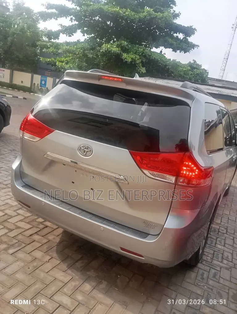 Toyota Sienna 2011 Silver