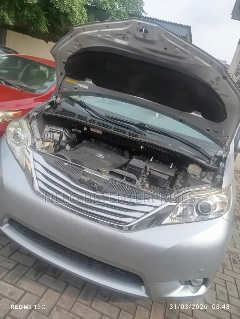 Toyota Sienna 2011 Silver