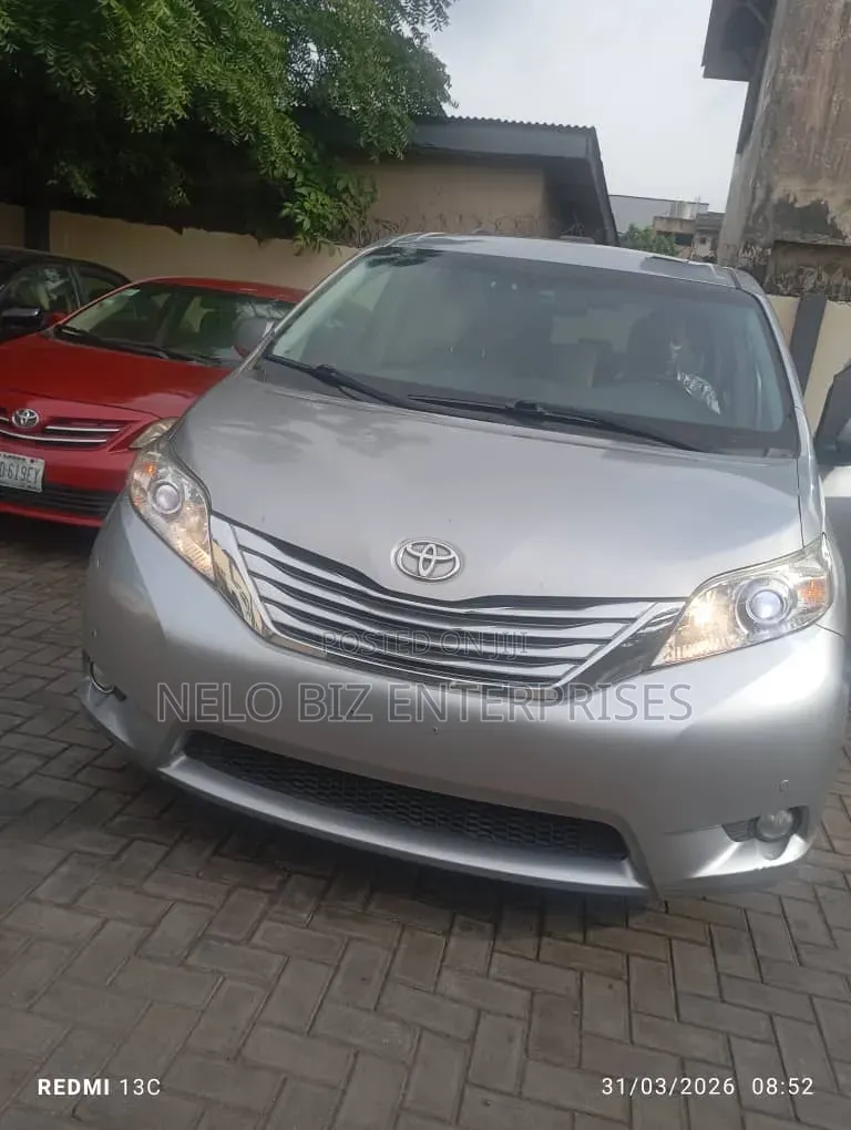 Toyota Sienna 2011 Silver