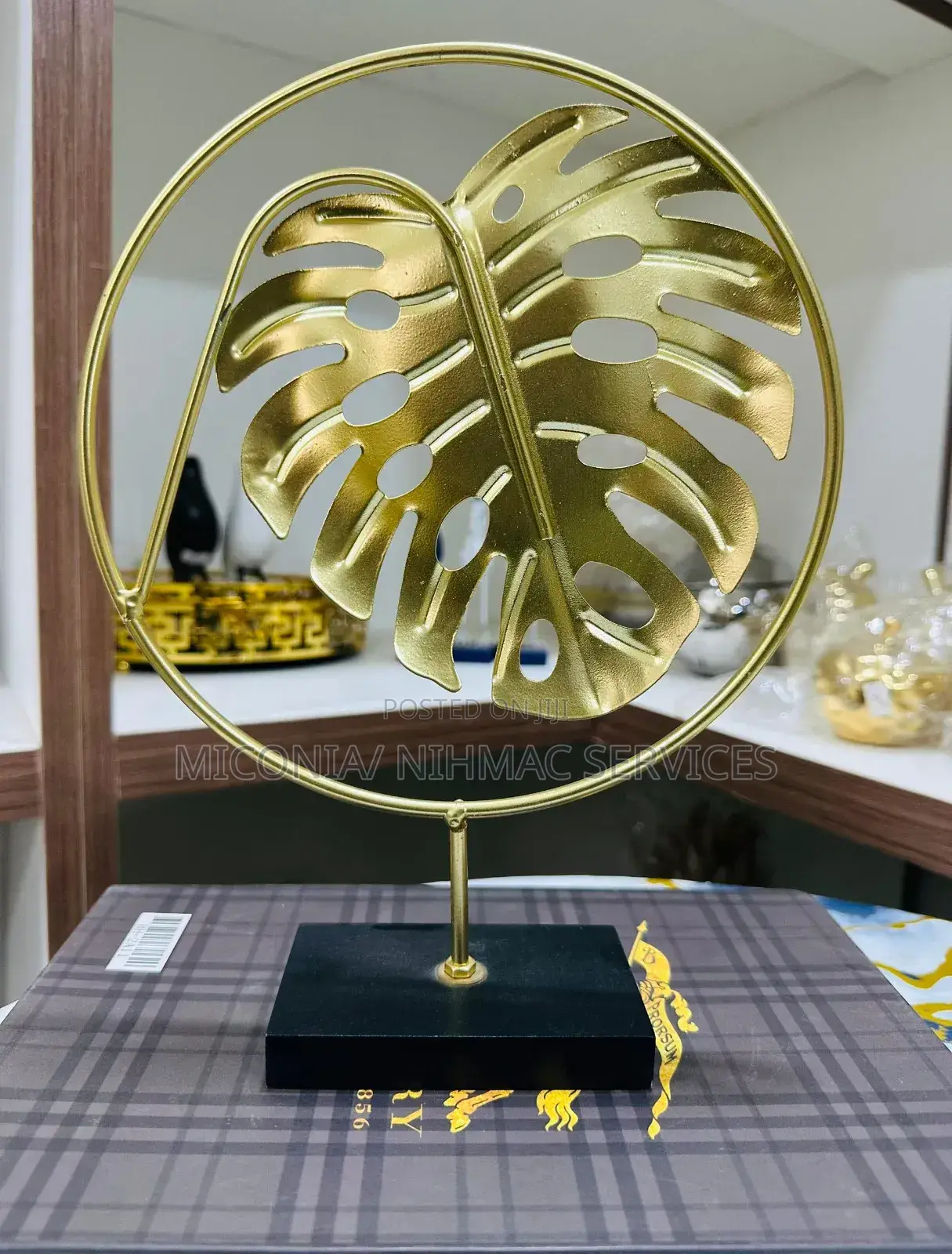 Luxury Gold Leaf Metal Décor Sculpture