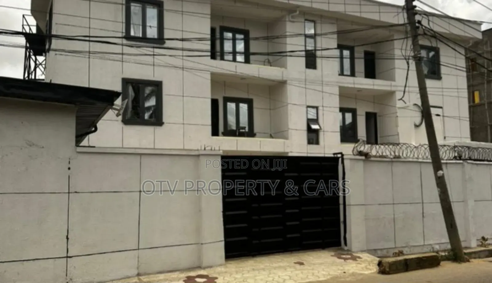 18bdrm Block of Flats in Airport Road / Ikeja for sale