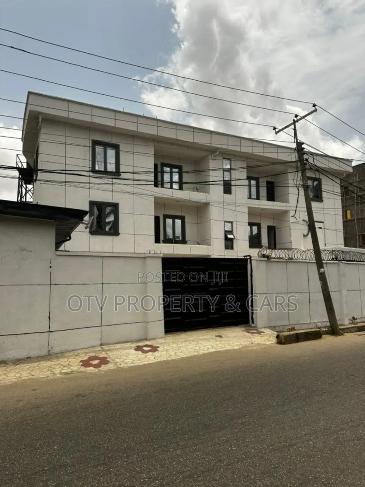 18bdrm Block of Flats in Airport Road / Ikeja for sale
