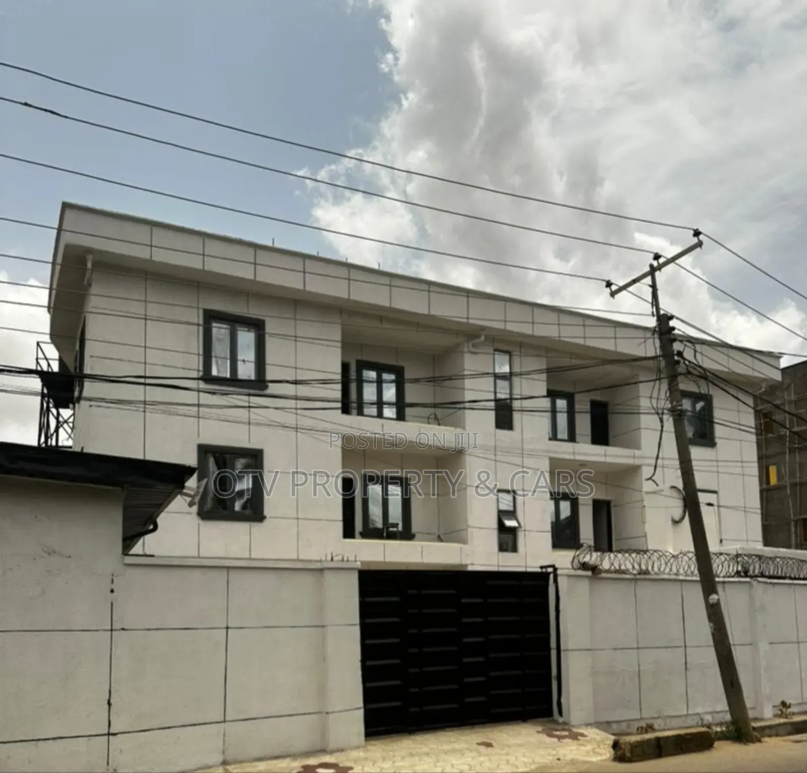 18bdrm Block of Flats in Airport Road / Ikeja for sale