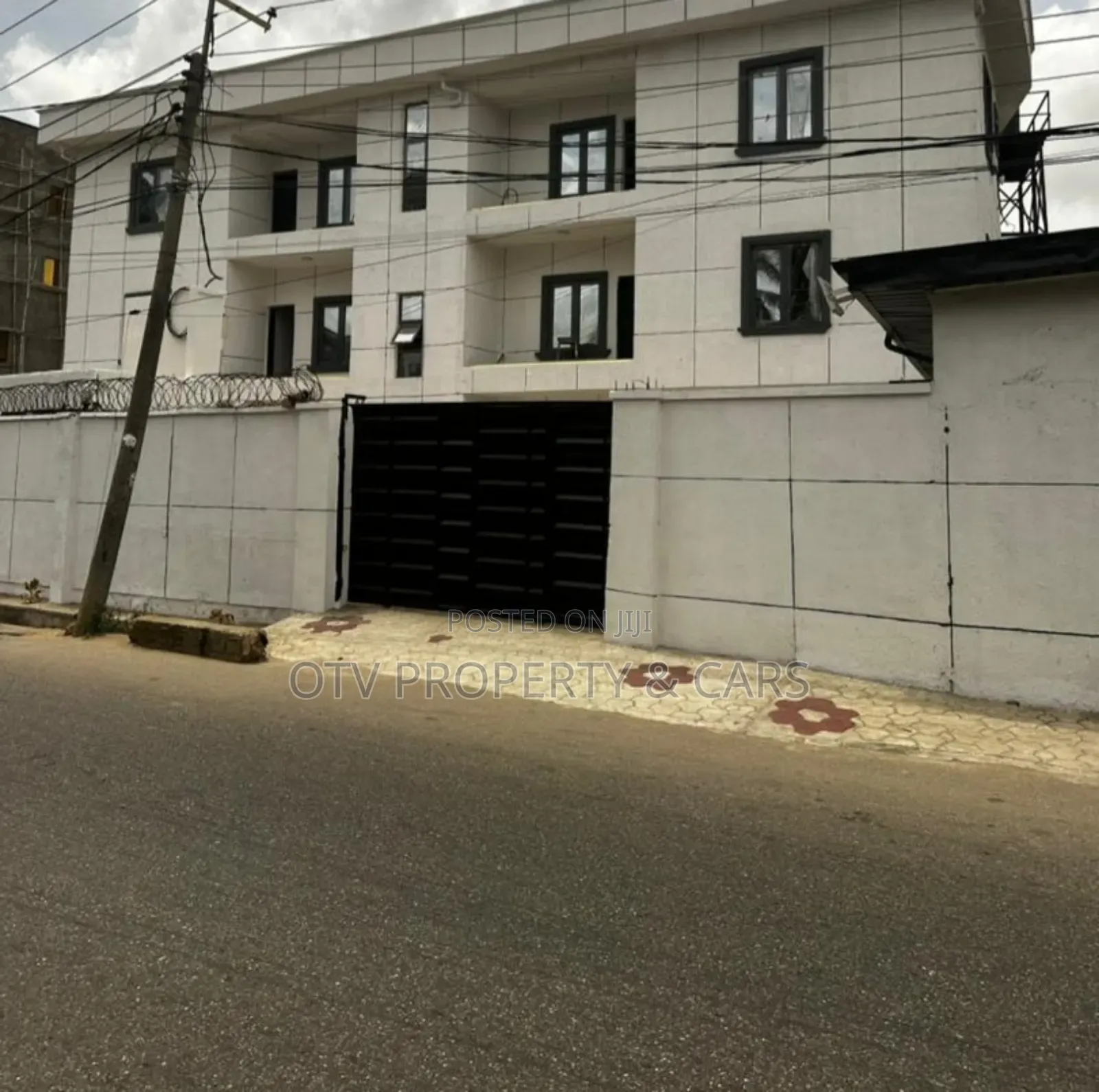18bdrm Block of Flats in Airport Road / Ikeja for sale