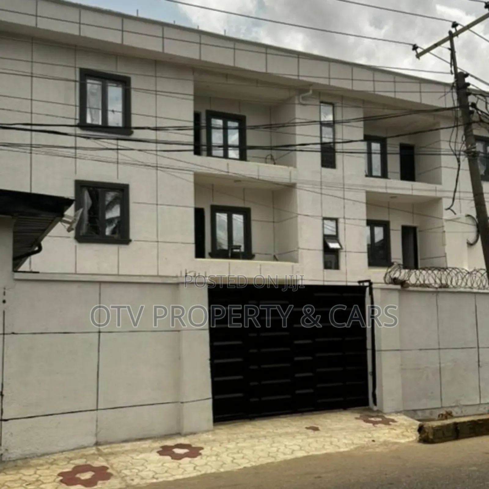 18bdrm Block of Flats in Airport Road / Ikeja for sale