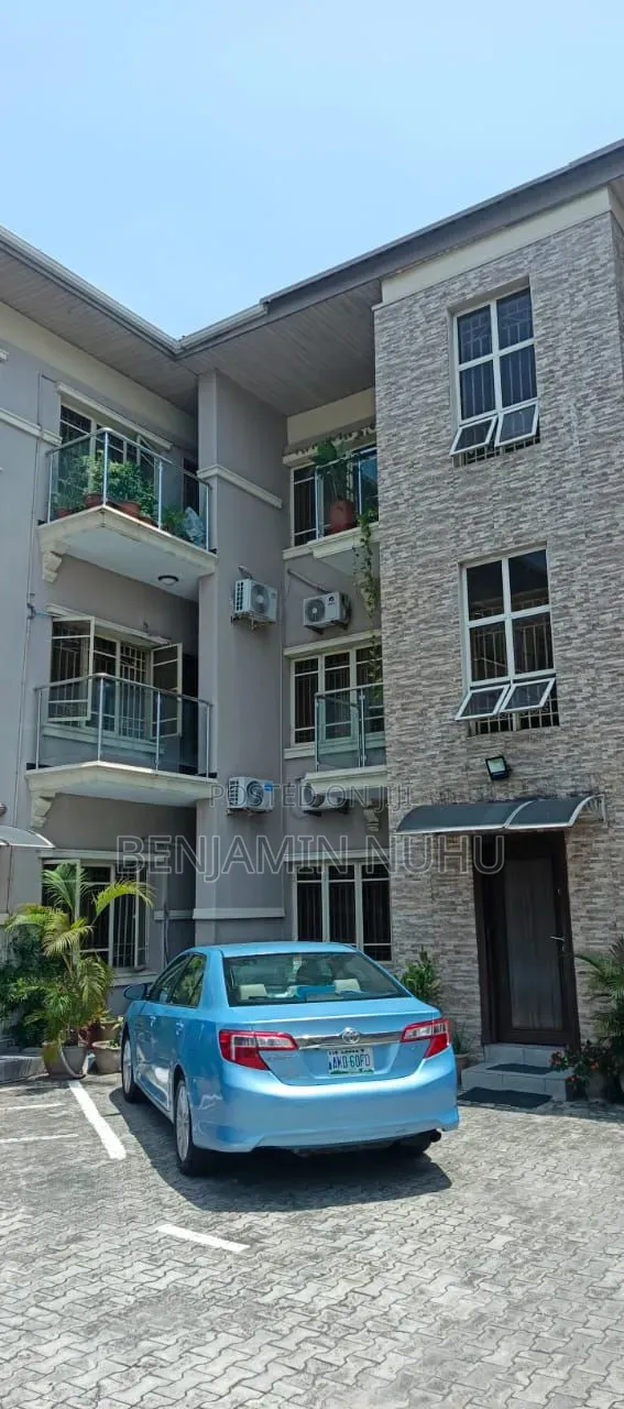 3bdrm Apartment in Lekki Right for rent